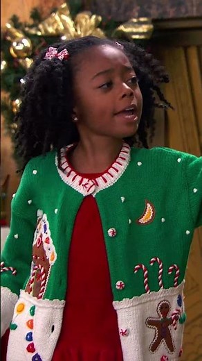 Decorar el árbol de Navidad... y destrozarte la espalda en el proceso 🎄😨 | ‪@disneychannelES‬