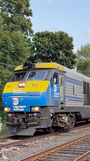 LIRR Oyster Bay Line gives MASSIVE hornshow arriving at Albertson!
