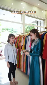 575K views · 4.6K reactions | Ko biết sai ở mô luôn á.. mấy c coi giúp e có nên tuyển nv như này ko ak, áo e mang sale 399/1 ao chất valentino thiết kế cao cấp nha #aodainhungcao #aodaitruyenthong #aodaidep | Áo Dài Nhung Cao Quảng Trị 2 | Facebook