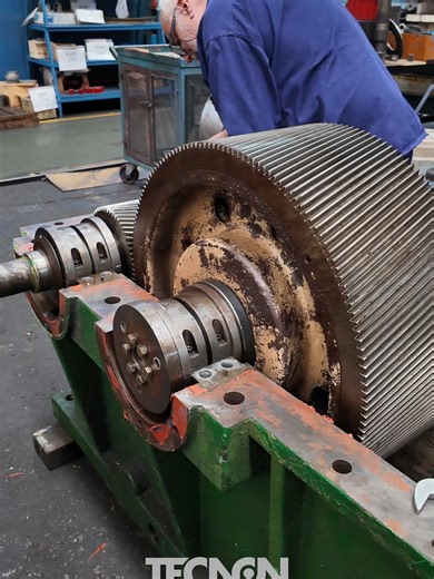 Cuando un reductor falla, tu industria no puede esperar. Por eso brindamos un servicio especializado de reparación de reductores de velocidad. Nuestro proceso incluye: ⚙ Desarme completo y diagnóstico técnico de carcasa, engranajes, rodamientos y ejes. ⚙ Fabricación de componentes y uso de ingeniería inversa en el caso de ser necesario. ⚙ Reparación, ajuste y montaje final siguiendo tolerancias y parámetros de diseño. ⚙ Pruebas en banco y análisis de vibraciones, asegurando que el equipo vuelva 