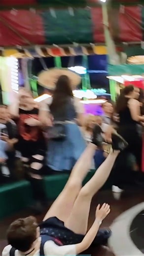 Girls Crushing the Devil's Wheel Challenge at Oktoberfest: Epic Wins in Munich #devilswheel