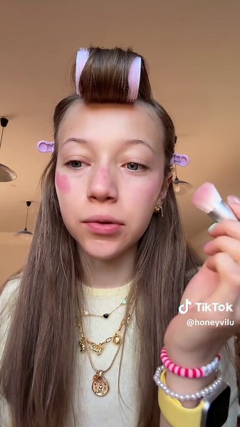 Vilu (@honeyvilu) - Grwm 🍋🌸🫧• #grwm #makeup #skincare