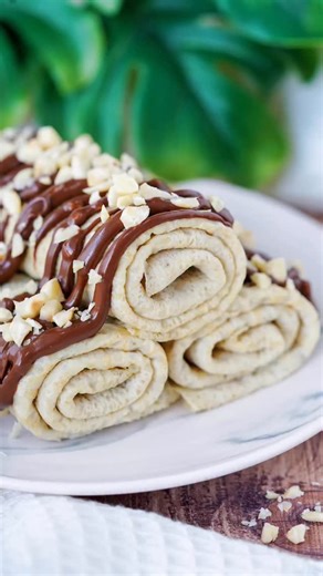 Julia Pairot | Crêpes moelleuses sans farine ✨ Parce qu’on peut aussi manger des crêpes en décembre, garni de chocolat évidemment 😜 Pour 9 crêpes : 3... | Instagram