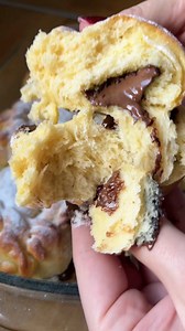 Nutellas kifli Hozzávalók 6 db: 275 g liszt 100 ml langyos tej 1 tojás 30 g cukor 1/2 cs szárított élesztő 50 g puha vaj Nutella Tetejére: tojássárgája és tej Sütés: 180 fokon 20 perc (alsó-felső) Frissen cukros tejjel kenjük #easyrecipes #baking #nutella #mutimiteszel | Bettisdailykitchen