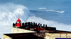 Im portugiesischen Küstenort Nazaré ist gerade Hochsaison – zumindest für die besten Big-Wave-Surfer der Welt. Zu ihnen gehört auch der Deutsche Sebastian Steudtner. (SPIEGEL TV für ARTE Re: 06.04.2018) | SPIEGEL.TV