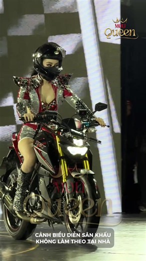 Sự cố hoa hậu Yến Nhi ngã giữa sân khấu khi lái xe mô tô trong phần mở màn đêm chung kết Miss Grand Vietnam - Yến Nhi vẫn bản lĩnh đứng dậy hoàn thành hết màn đồng diễn một cách xuất sắc! #nguyenthiyennhi #missgrandvietnam #yennhingatrensankhau #moliqueen #yennhilaimoto