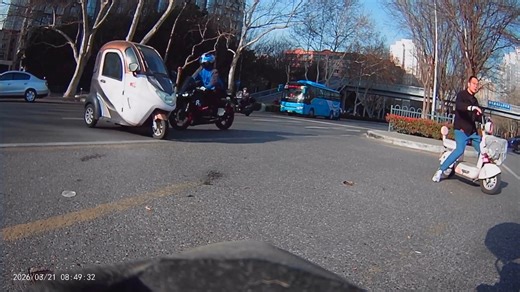 Three-wheeled vehicle overturns after collision with motorcycle in Shaanxi, China