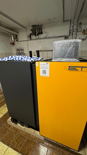 Die Hardware steht 🔥🔥🔥 Der neue @etaheiztechnik ETA e-Twin kann sich sehen lassen 👌🏻 Alles drin - Alles dran, egal ob Pellet oder Scheitholz🌲🌲 Eine unserer mobilen Pelletheizungen @rental_heat_gmbh gibt dem Kunden schon mal einen kleinen Vorgeschmack auf maximalen Komfort bei geringster Emission 🍀🌲🔥 #trensingergebäudetechnik #nr1 #ipsheim #regional #nachhaltig #co2neutral #heizungsbau #etaheiztechnik #pelletheizung #allesauseinerhand #dottenheim | Trensinger Gebäudetechnik GmbH