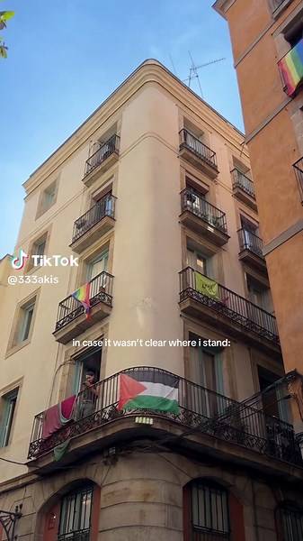 Barcelona: Flagging for Free Palestine and Peace