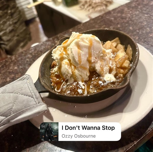 ⚠️Warning ⚠️ the most divine, ooey, gooey caramel apple crisp is available for a limited time only! . 🚨PSA🚨 We are shaking up hours for the fall/winter season! Starting Wednesday (10/8) we will be open Wednesday-Friday 4-9pm Saturday 12-9pm Sunday 12-8pm Monday & Tuesday Closed . Downtown Rutland, Vermont | Hop'n Moose