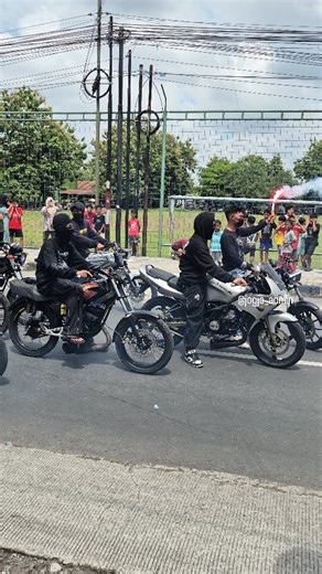 Jogja Admin on Instagram: "Aksi damai yang diselingi konvoi massa sering kali merupakan bentuk ekspresi publik. Konvoi semacam ini dapat digunakan untuk menarik perhatian lebih luas, menunjukkan jumlah peserta, atau menggerakkan aksi damai dari satu titik ke titik lain. Doc Aksi damai demo kasus penyelewengan dana desa Kelurahan Wonokromo Pleret Bantul. (Senin 22/12/2025) Instagram : @jogja_admin #jogjaadmin #jogja #adminjogja #yogyakarta #demo"