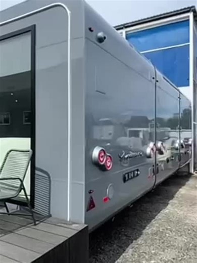 Triple Office Unite is a mobile office from Mobitruck made of three connected trailers, creating a large, fully equipped workspace that can be quickly delivered to any job site or event. This isn’t just a single trailer — it’s a real office on wheels, with AC, lighting, power, workstations, meeting area, and storage space. Perfect as a site office for construction, a VIP lounge at festivals, a command center, or a mobile office for schools and government. The Triple Office Unite is easy to move,