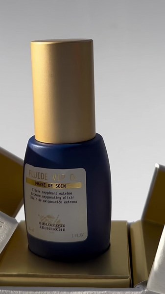 Fluide VIP 02 forms a protective film on the surface of the skin to prevent the penetration of particulate pollutants. Its unique formula, rich in antioxidant active ingredients, protects the skin against intracellular oxidative stress. Once applied, the signs of fatigue are reduced, the complexion is clearer, the skin smoother and visibly more beautiful. A genuine radiance booster giving a uniform complexion. #Biologiquerecherche #biologique_recherche #buildingbetterskin #frenchskincare #follow