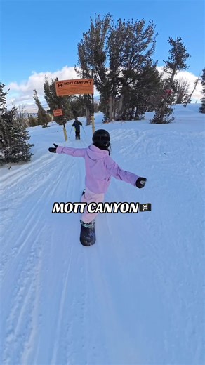 Got a semi fresh lap down Mott Canyon at heavenly yesterday. It was pretty nice, just a little heavy. 🏂 @NeverSummerIndustries @insta360 official #snowboardgirl #mottcanyon #heavenlyskiresort #tahoe