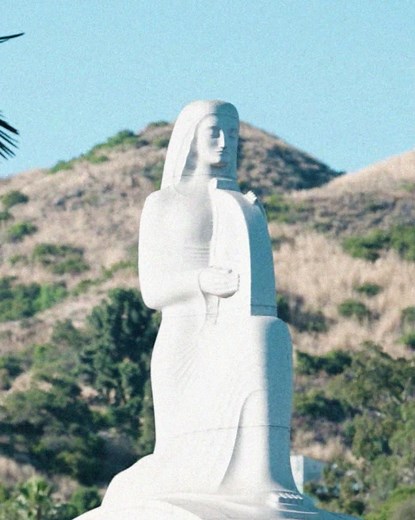 We didn’t think anyone would actually let us do this… but they did. SmartLess Live with Jason Bateman, Sean Hayes, Will Arnett & two mystery guests are coming to the Hollywood Bowl on Saturday, November 15! Headphones are optional this time, tickets on sale now. | SmartLess