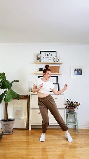 Où sont les fans de DIRTY DANCING?! 🎥🍿 J’ai l’impression que ce film a changé mon ADN! Au plus profond de moi, je savais que, comme Bébé, j’allais passer d’une débutante à une experte en danse un jour. 🤩 Bon… ça ne s’est pas fait en un été, mais j’y suis arrivée grâce à mon entourage, mon coeur, mais surtout ma persévérance. Mais que ce soit un pas de base, ou le plus impressionnant des lifts (allo Patrick! 😛), la danse fait énormément de bien! Alors voici un autre “bouge avec moi” où je te 