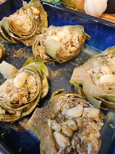 Baked stuffed artichoke with dip is a pure bliss❤️❤️#italianfood#artichoke #appetizing #cheese#dips