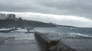 Big Ocean Waves Hits Breakwater Shore 库存影片视频（100% 免版税）1044698050 | Shutterstock