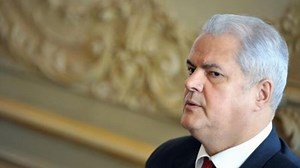 Adrian Năstase şi-a pus viaţa de blogger pe hârtie. Fostul premier lansează o carte din închisoare