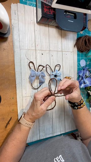 DIY Bunny wreath #madebayou #madebsyoucrafts #diyhomedecor #diy #diycrafts #wreathdecor #easterwreath #craftylife #craftymom #crafty #explorereels #explorerpage | Made Bayou