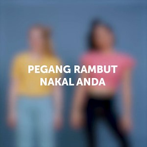 Kumpulan Ide Mudah Seputar Gaya Rambut untuk Pemula Rahasia menata rambut dalam 5 menit Hampir semua orang kesulitan menata rambut. Kadang udara panas membuatnya kering, dan kadang terlihat seperti baru bangun tidur. Di dalam video ini, aku mau tunjukkan ide menata rambut mudah yang bisa kamu coba saat bekerja atau sekolah dan tak akan menghabiskan banyak waktu. Aku juga mau tunjukkan beberapa cara agar rambutmu terlihat glamor tanpa menggunakan panas yang merusak rambut. Di bagian pertama video