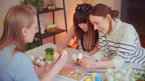 100 Pieces Plastic Easter Baskets Bulk with Handles Colorful Round Egg Mini Baskets for Easter Party Favors Egg Hunt Supplies, 6 Colors