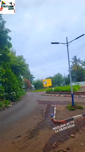 NDZUANI ACTU on Instagram: "OUANI : LE ROND-POINT QUI EMBELLIT NDZUANI Saviez-vous que le rond-point de Ouani est une vraie porte d’entrée majestueuse pour notre île ? Reliant les routes de Mbouyoujou, Patsy, l’aéroport, Mirontsy et Mutsamudu, il symbolise la diversité et la beauté de Ndzuani. Ce carrefour, bien plus qu’un simple croisement, offre une vue panoramique qui capte l’âme de notre île : équilibre entre modernité et nature. Il invite chaque visiteur à s’arrêter, admirer et ressentir le