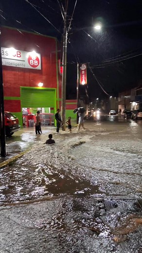 231K views · 989 reactions | Tras la tromba de Hoy, en la calle Justo Sierra, los niños y jóvenes encontraron la manera más auténtica de celebrar la vida: chapoteando, riendo y disfrutando de un enorme charco convertido en su propia alberca improvisada. ✨ | Videa Plataforma | Facebook