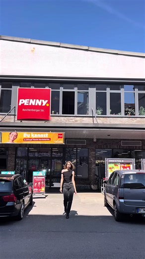 Heute wird gegönnt – Model-Drama, Fashion-Finale und natürlich Snacks von PENNY. Also stellt euren Iced Coffee kalt und holt das Popcorn raus. #ErstmalzuPenny