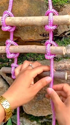 the process of making a hanging ladder using rope and wood