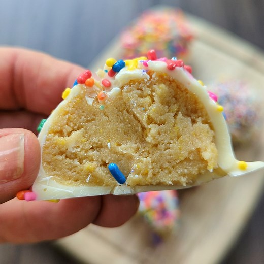 EASY PROTEIN CAKE BALLS!
