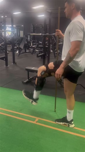 🎥 PCL Conservative Management Rehabilitation — Recovery using OSSUR Rebound PCL brace The posterior cruciate ligament experiences variable and increasing tensile forces during knee flexion, and healing of the PCL in an elongated position can lead to chronic instability and knee pain. That’s why we begin rehab with the brace locked in full extension, protecting the healing ligament during the early phase. Over the first 6 weeks, we then gradually increase the knee flexion ROM in the brace — from