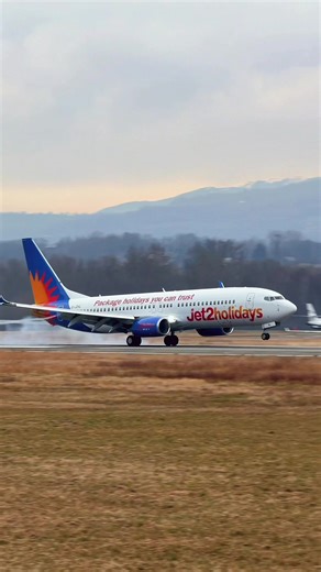 Early plane spotting at Chambery Airport (CMF) 📍Jet2 Boeing 737-800 landing runway 18 from Birmingham (BHX). ✈️ Flight LS1359 🇬🇧 From EGBB to LFLB 🛫 B738 (G-JZHL) #jet2holidays #boeing737800 #lflb #chamberyairport #planespottinguk @jet2