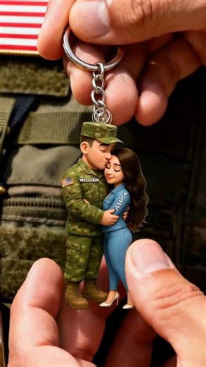 A hug that spans every distance. 💕 Personalized army couple keychain for your heroes. 🎁 Order here: bakven.com/251020-16 | Bakven