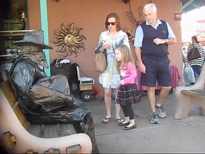 Une fausse statue fait peur à une mère et sa fille