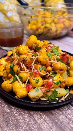 Meghna’s Food Magic on Instagram: "HEALTHY MAKHANA BHEL WITH MAGIC CHUTNEY - Why I call it magic chutney is because this chutney has all the tastes - spicy, sweet, sour, salty etc all in one chutney. And you can store this chutney in fridge easily for 15 days. And overall just few drops of oil in this nutritious Makhana Bhel makes it a healthy dinner or snacking choice. Here is the recipe - For Magic Chutney -in a pan, add 1/4 cup water - 2 tbs tamarind pulp - 1/4 cup jaggery - 1/2 tsp chili pow