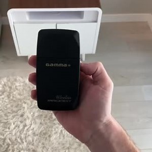 ⚡GAMMA WIRELESS PRODIGY⚡ Ricarica wireless integrata e motore turbo🌀 ✖️La prima rivoluzionaria tecnologia di ricarica wireless universale integrata nel suo genere. ✖️Si può utilizzare con qualsiasi caricatore wireless per cellulari. ✖️Lame Forged integrate per un taglio più preciso e potente, un risultato efficiente con la metà del tempo. ✖️Incluse nella confezione altre 2 lame di ricambio. ✖️Lamine esterne in oro ultrasottili e ipoallergeniche che durano oltre il 50% in più rispetto ad altre l