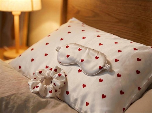 Silk Eye Mask Scrunchies and Pillowcase Set, Red Heart Pattern Satin Sleep Mask Hair Tie and Pillow Cover, Satin Travel Pouch, Gift for Her - Etsy UK