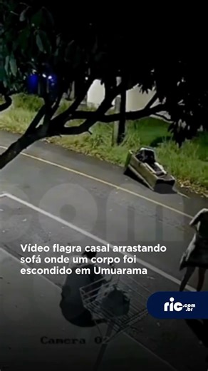 Portal Ric on Instagram: "Imagens de câmeras de segurança registraram o momento em que um homem e uma mulher arrastam um sofá pelas ruas de Umuarama, no Noroeste do Paraná. O vídeo é do dia 31 de dezembro, mesma data em que ocorreu um homicídi0 dentro da residência da própria vít1ma, localizada na Rua Benvenuto Gazzi, por volta das 23h. Dias depois, o móvel abandonado em via pública chamou a atenção de moradores devido ao forte mau cheiro. Inicialmente, a suspeita era de que se tratava de um ani