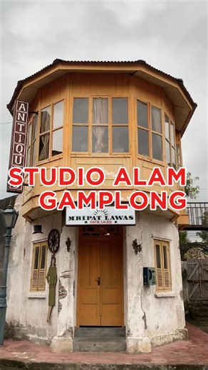 Studio Alam Gamplong: Mini Hollywood di Sleman “Mini Hollywood di Jogja, spot wajib buat foto cinematic! 🎬✨ “Studio Alam Gamplong di Sleman, Yogyakarta, destinasi wisata unik dengan bangunan kolonial dan spot foto Instagramable.” • Hashtag campuran: #JogjaTrip #StudioAlamGamplong #MiniHollywood #WisataJogja #TravelIndonesia #HealingTime #CinematicVibes | Tomodachi