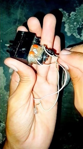 🔋 Try this at home and learn how motion can generate light!