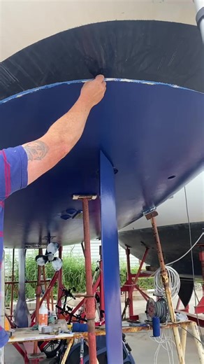 Pinstriping a Boat… but Make It Satisfying 😮✨” #sailing #liveaboard #yacht #antifouling #pinstripe