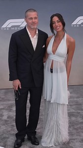 BRAD PITT ET INÈS DE RAMON À L’AVANT-PREMIÈRE DE F1 À l’occasion de l’avant-première du film F1 à New York, Brad Pitt et Inès de Ramon ont fait une apparition sur le Red Carpet. C’est la deuxième fois que le couple se montre en publique sur un photocall officiel. __ #bradpitt #inesderamon #f1 #f1movie #newyork #premiere Images de: @galafr By Hervé Tropea | Gala