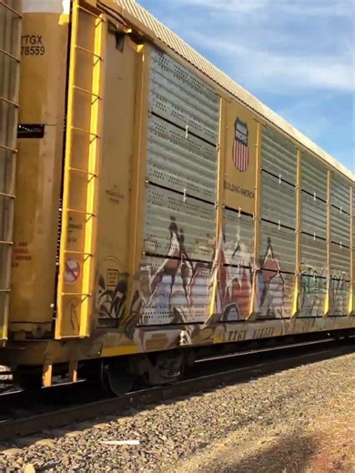 UP 9080 leads auto-rack train in Pomona CA #autorack #unionpacific #railfanning