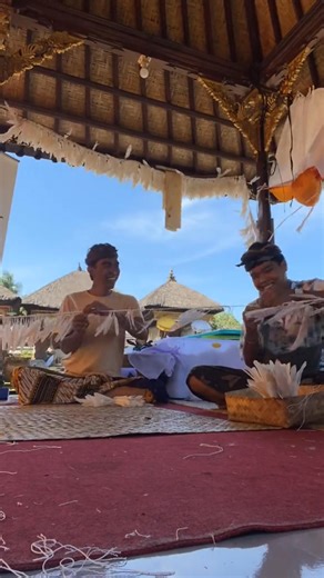 Sedikit demi sedikit proses mengikat bulu burung kokokan, nantinya akan digunakan untuk membuat barong ketet (PROSES NGODAK SESUHUNAN Ring Pura Dalem Gede Sayan) | Dek Adi