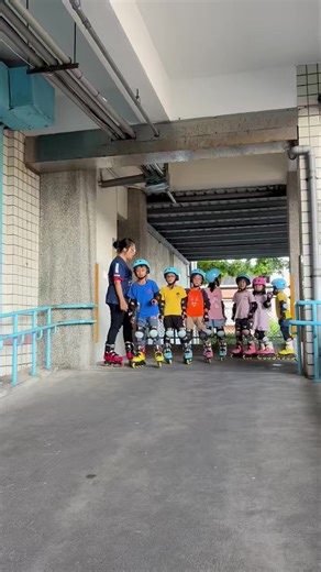 捕捉每個孩子的笑容， 讓寒假不只是放假， 而是一段被好好記住的成長時光。 流汗、跌倒、再站起來， 最後留下的， 是孩子對自己多一點的自信。 #用心教學 #直排輪教學 #幼兒體育 #試上 #團體班 #戶外運動 #玉麒麟溜冰場 #家教班 #火麒麟滑輪運動館 #直排輪 #花蓮 #才藝班 #不怕失敗 #越挫越勇 #寒暑假運動 #客製化 #游泳教學 #蛇板教學 #大場地才會好玩喔 #半室內練習場 #私人定制 #初學游泳 #直排輪裝備 #蛇板 #優惠資訊 #運動 #優惠 #三歲直排輪 | 火麒麟滑輪運動館