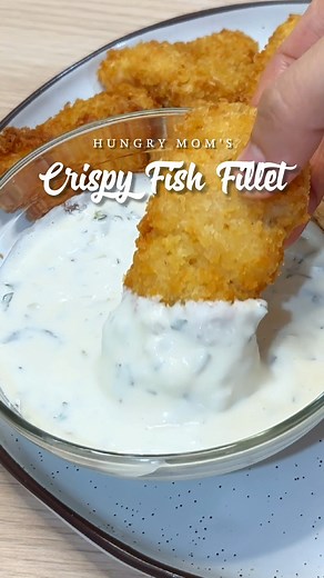 𝐂𝐫𝐢𝐬𝐩𝐲 𝐅𝐢𝐬𝐡 𝐅𝐢𝐥𝐥𝐞𝐭 𝐰𝐢𝐭𝐡 𝐃𝐢𝐩𝐩𝐢𝐧𝐠 𝐒𝐚𝐮𝐜𝐞 500 grams cream dory 1/2 tsp salt 1/2 tsp gnd black pepper 1/2 tsp garlic powder 1/2 tsp paprika Juice of half a lemon 1 cup flour 1/2 tsp salt 1/2 tsp ground black pepper 1/2 tsp garlic powder 2 pcs eggs Breadcrumbs Cooking oil Dipping Sauce: 1 cup mayonnaise 2-3 tbsp lemon juice 1 tbsp chopped onion 1 tbsp pickle relish 1 tbsp fresh or dried parsely 1 tsp salt 1/2 tsp garlic powder Salt to taste Water as needed | Hungry Mom