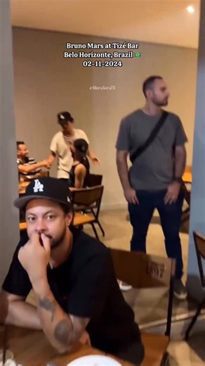 A year ago, @brunomars was spotted at @tize_bar in Belo Horizonte, Brazil 🇧🇷 🗓️ November 2, 2024 📍 Tizé Bar - Belo Horizonte, Brazil Here is some background information about his visit and what he ate at this bar: BRUNINHO ATE PORK CRACKLING AND TROPEIRO BEANS American singer Bruno Mars is already among the people of Minas Gerais. The artist, who will perform in Belo Horizonte on Tuesday (05), was seen at a bar in Lourdes, a prime area in the south-central region of the Minas Gerais capital,