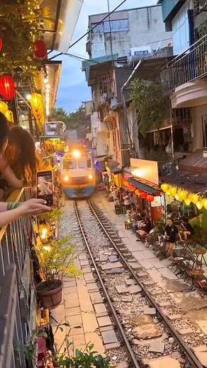 Hanoï Train Street : un passage unique où le quotidien et le rail se frôlent à quelques centimètres. Entre cafés, vie locale et adrénaline… une expérience typiquement hanoïenne #vietnam #trainstreet #hanoi #vietnamtravel | Voyage au Vietnam: photos & vidéos