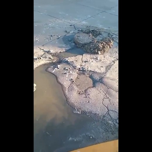 Explotó la alcantarilla de Sarmiento y Alem, en pleno Merlo centro. "El olor es inaguantable. Lleno de deshechos cloacales. La construcción sin control de edificios está colapsando todo", cuenta un vecino. | Merlo Real Noticias